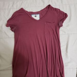 Small, long V-neck maroun tee